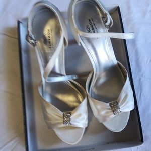 Unforgettable moments ankle strap pump.